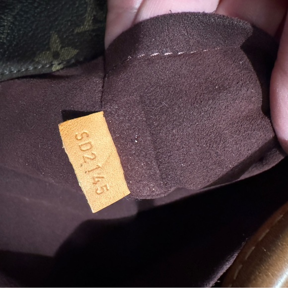 Louis Vuitton Montaigne Top Handle Bag MM Brown
Canvas. Pre owned. - Picture 10 of 11